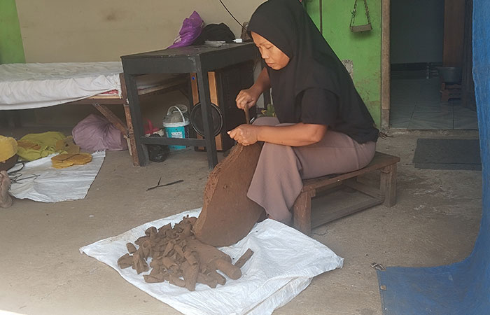 LANGKA: Marni sedang mengiris tanah liat untuk dijadikan ampo 44, di rumahnya Padukuhan Kerten, Kapanewon Imogiri, Bantul, Jumat (11/7).
