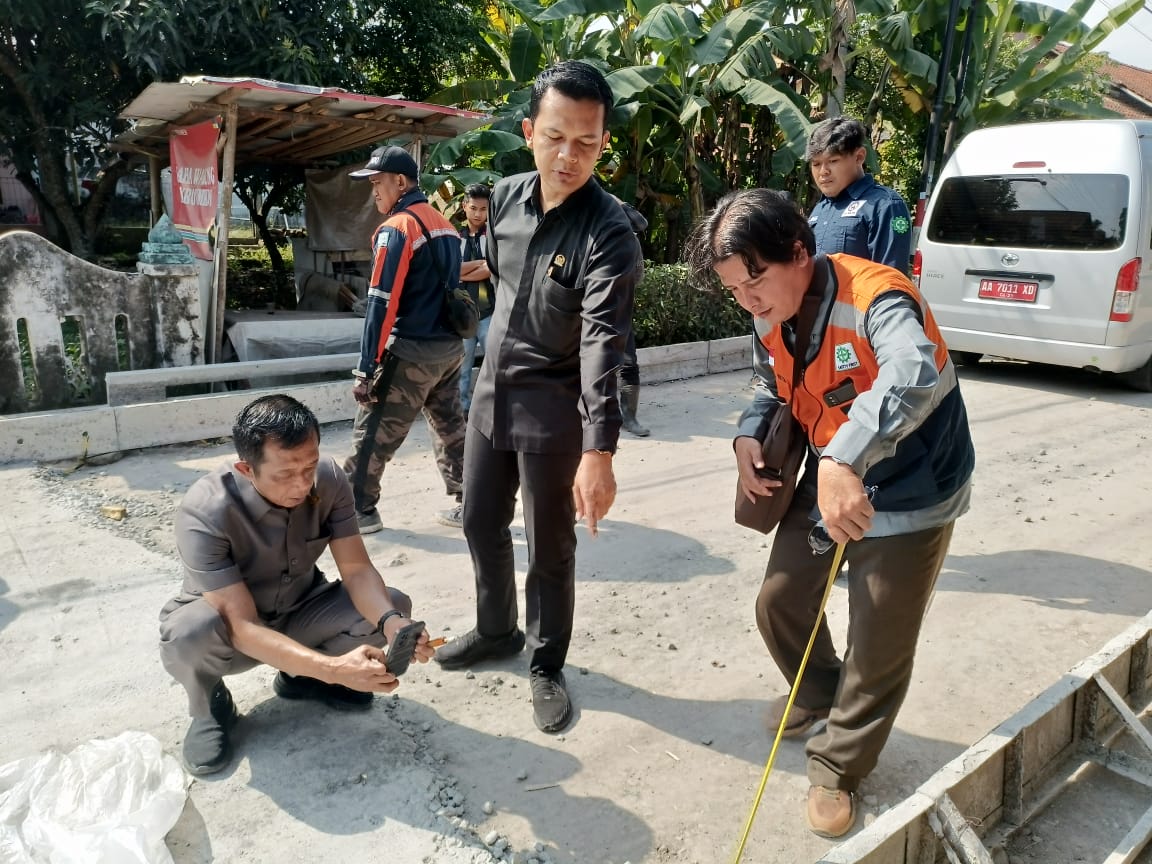 Jajaran Komisi D DPRD Kebumen monitoring ke sejumlah titik pekerjaan jalan. Salah satunya di ruas Jalan Kembaran-Kedungbener.