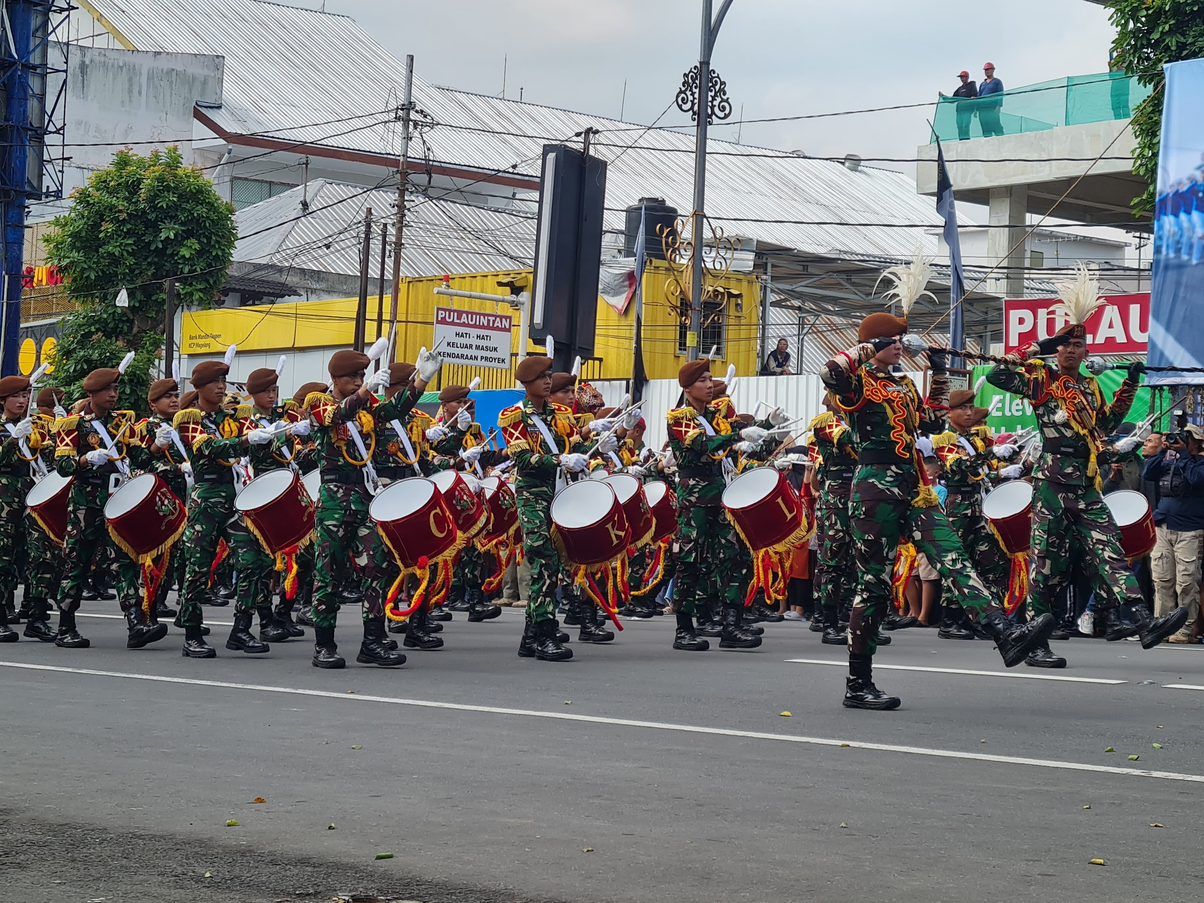 Ratusan taruna Akmil telah merampungkan pendidikan dan melaksanakan kirab di Alun-alun Kota Magelang, Jumat (11/7).  &nbsp;