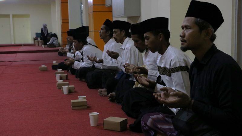 TAHLIL: Orangtua dan Wali Murid mengikuti doa bersama di gedung baru SD Terpadu.&nbsp;