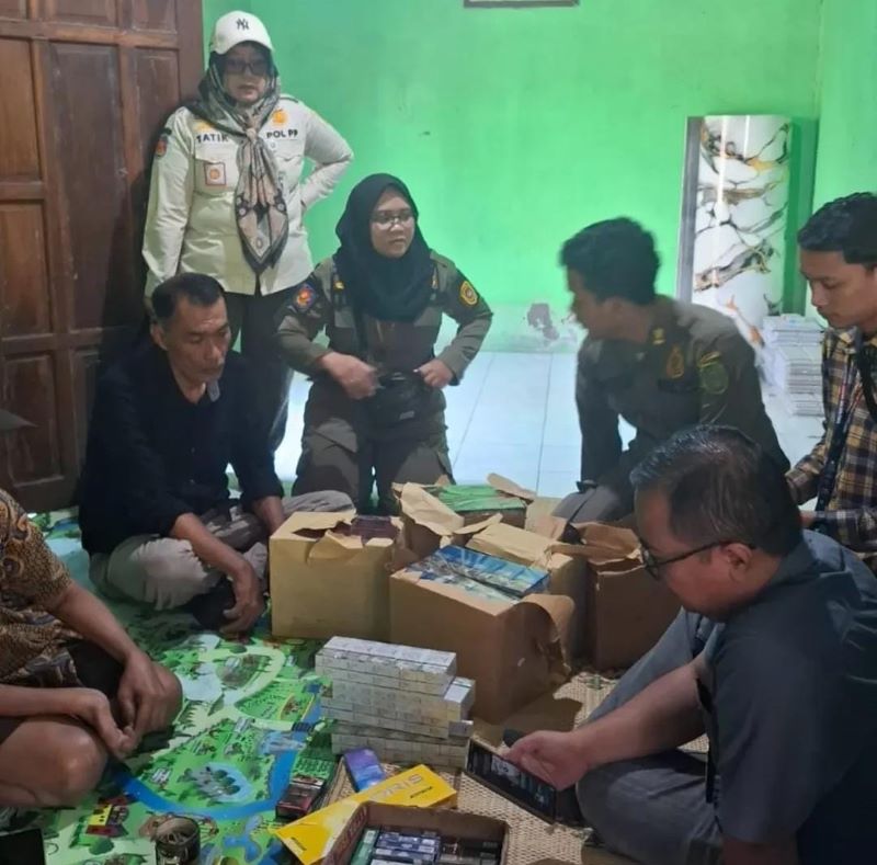ILEGAL: Petugas Satpol PP Bantul saat mengamankan rokok ilegal.