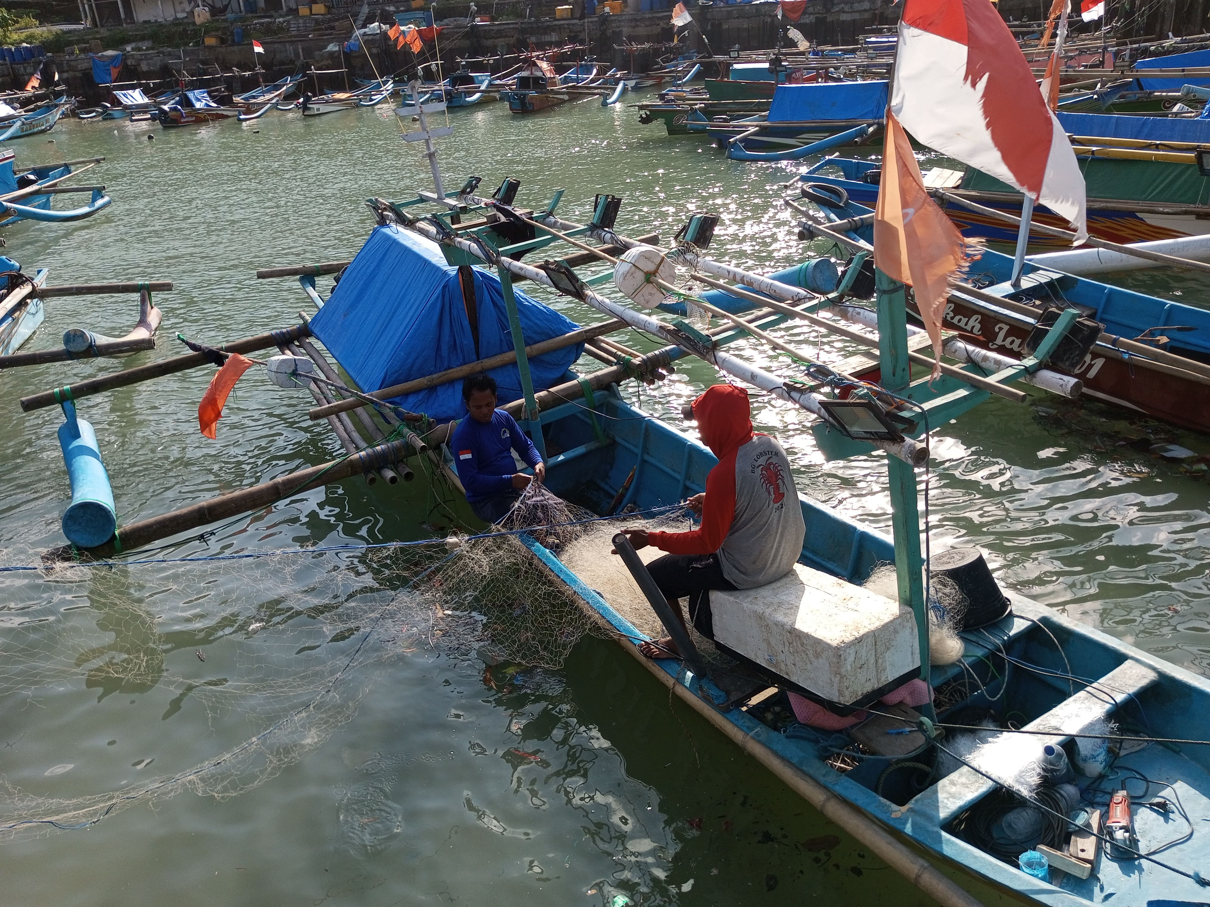 Nelayan Pantai Sadeng sedang menyiapkan jaring ikan.