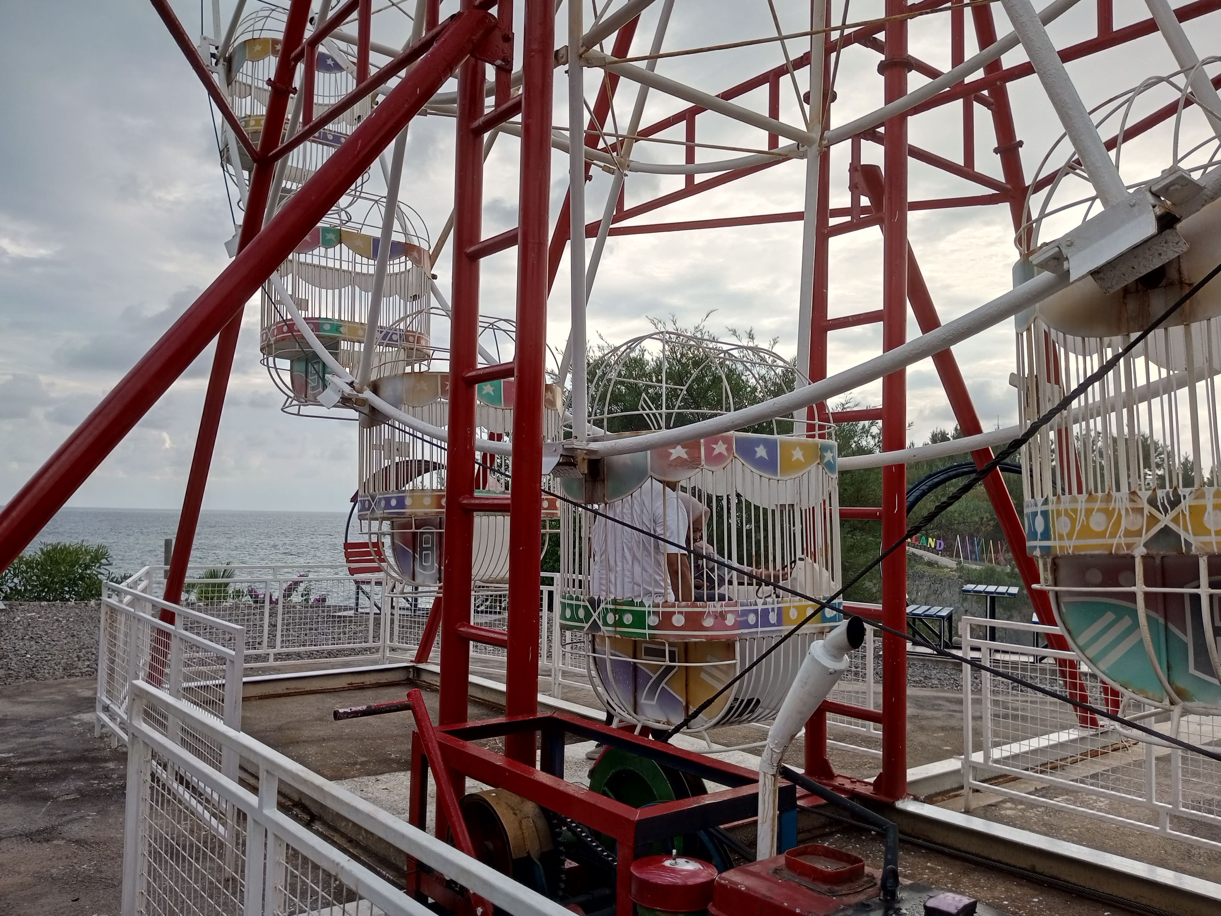 Pengunjung wisata&nbsp;Pantai&nbsp;Gesing di Gesing Wonderland sedang memasuki wahana bermain bianglala Jumat (20/6).