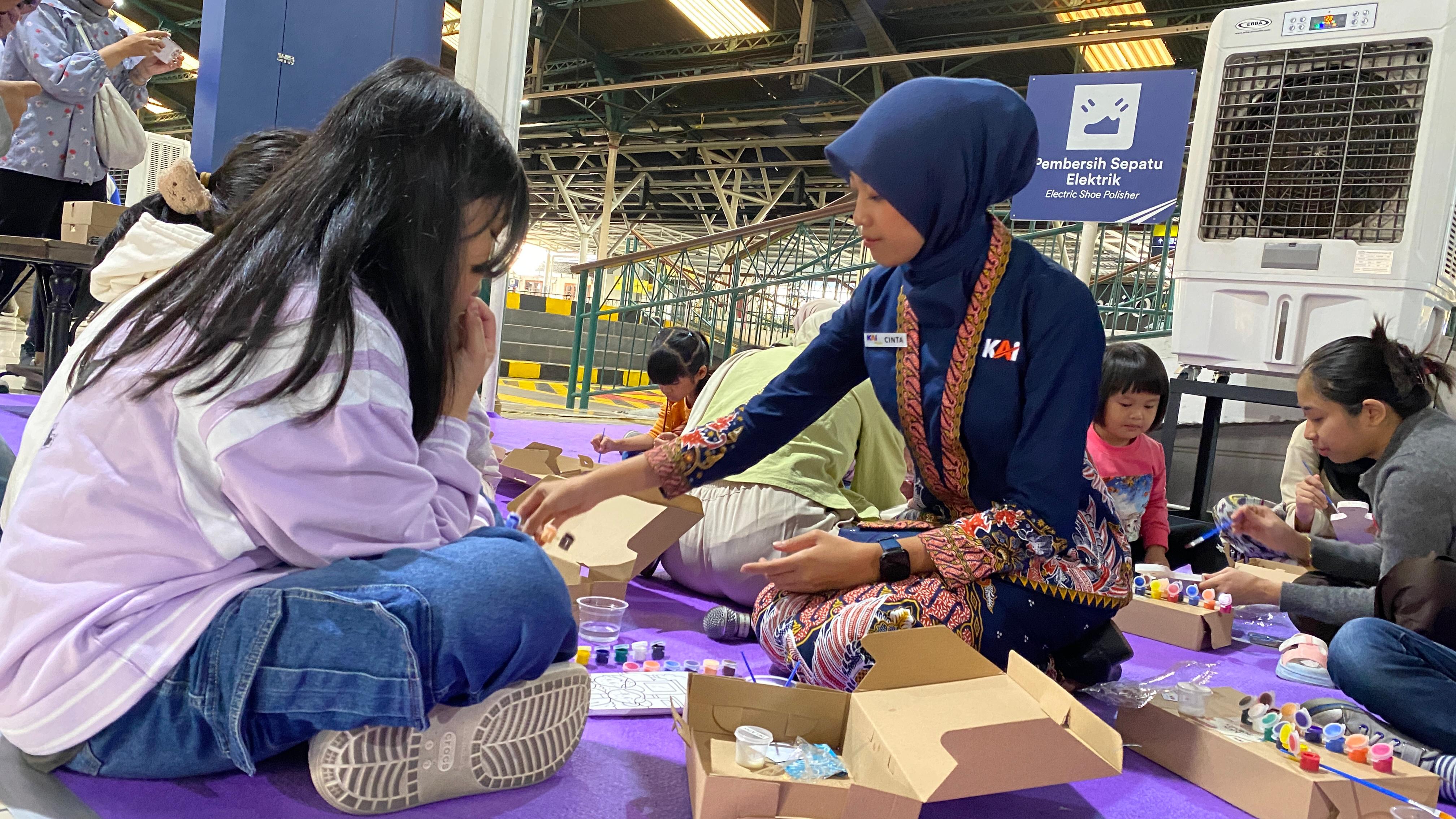 Anak-anak sedang mewarnai dan didampingi petugas KAI Daop 6 Jogja dalam agenda kids activity schooliday di Stasiun Tugu Jogja, Jumat (11/7/2025).
