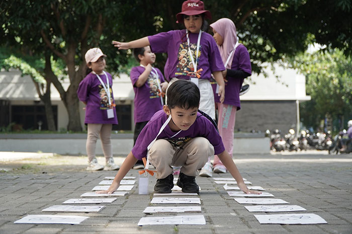 EKSPLORASI BAHASA: Anak-anak antusias mengikuti  program English for Holidays (EFH) 2025 UNY. Tahun ini digelar dengan sentuhan berbeda.