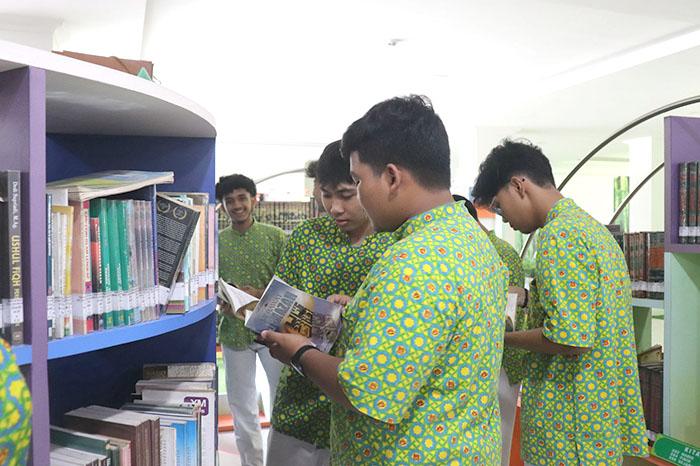 SENANG MEMBACA:  Para siswa MAN I Jogja saat membaca buku di perpustakaan sekolah.