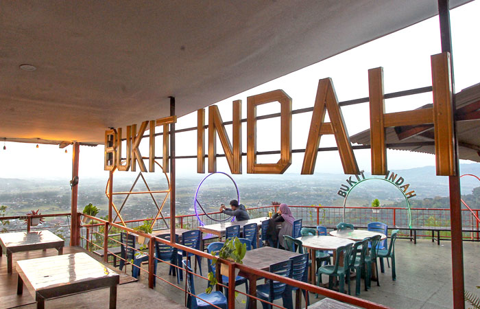 Pengunjung menikmati suasana matahari tenggelam di Resto Bukit Indah, lokasi tanah kas desa (TKD) yang diduga dikorupsi oleh Lurah Srimulyo, Wajiran, di Plesedan, Srimulyo, Bantul.