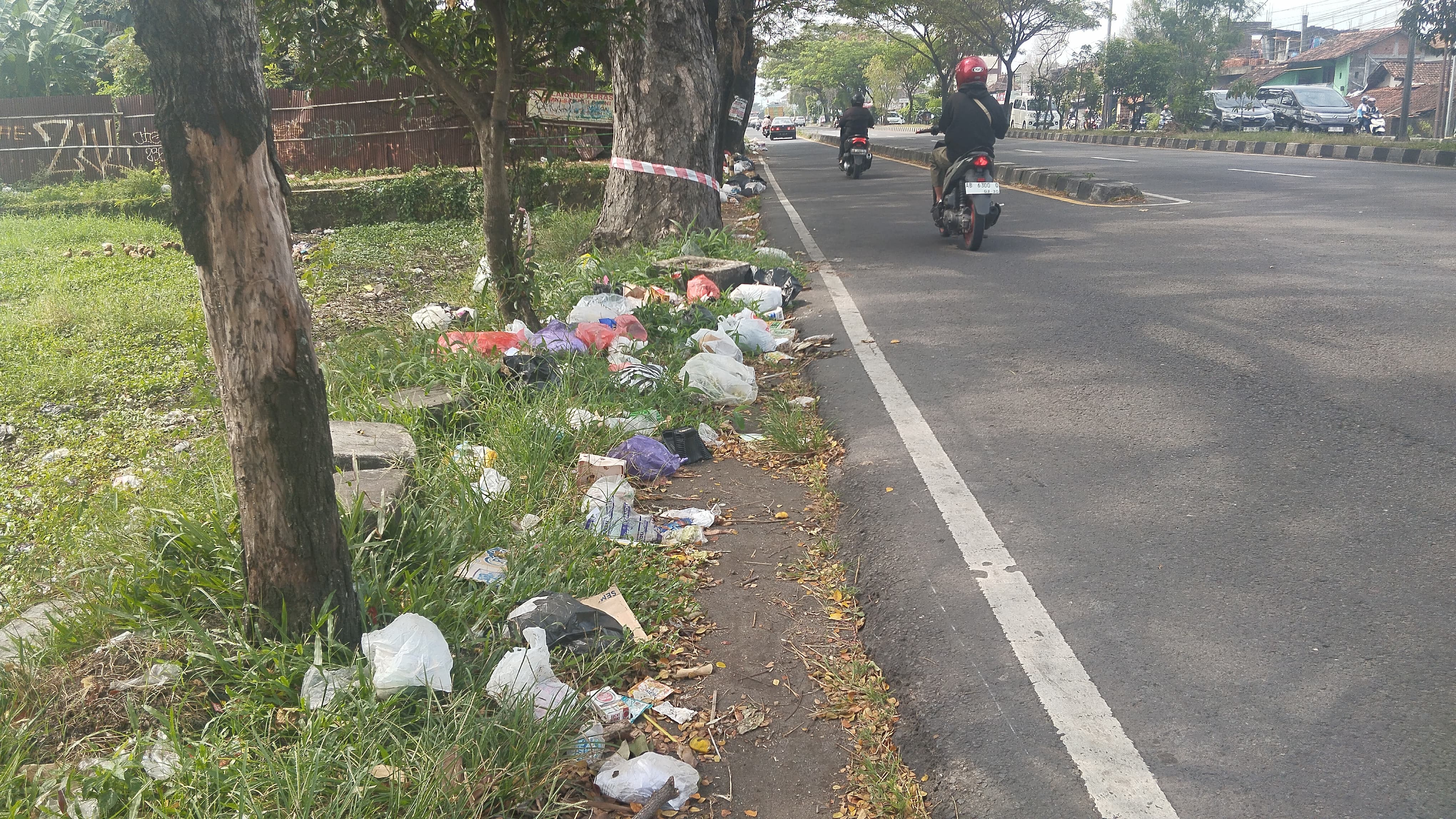 BERSERAKAN: Sampah yang ada di jalan Ringroad selatan pada Jumat (13/7)
