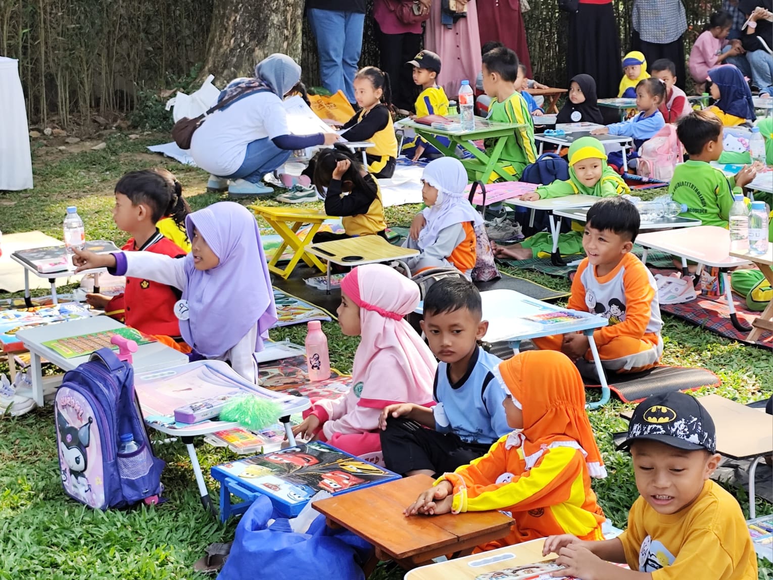 MERIAH: Ratusan siswa dari berbagai jenjang pendidikan berkumpul di Candi Borobudur untuk mengikuti rangkaian Hari Anak Nasional, Sabtu (12/7/2025).
