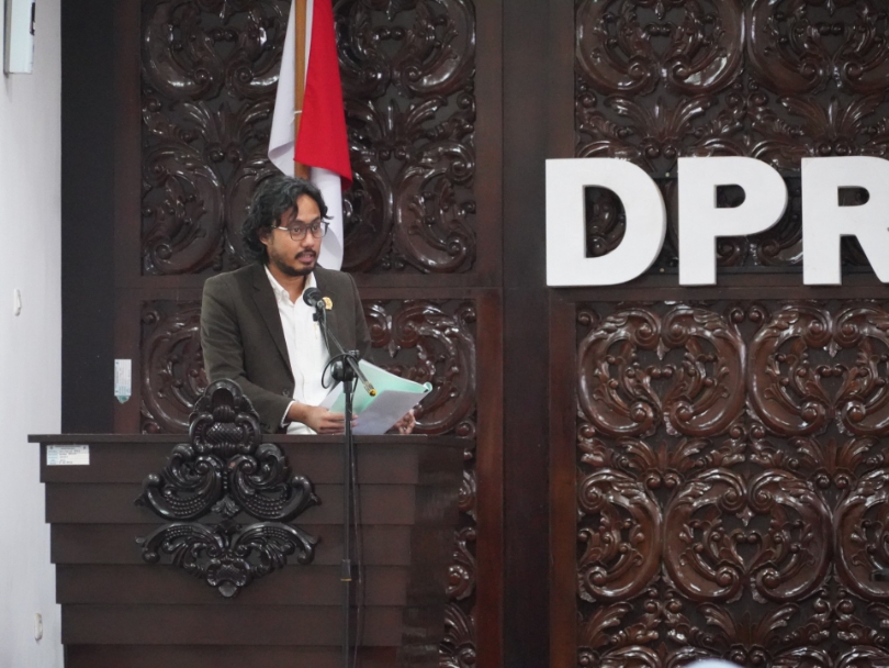 Anggota Fraksi PKB Kebumen M Fauhan Fawaqi saat membaca pendapat akhir fraksi terhadap Raperda RPJMD 2025-2029.