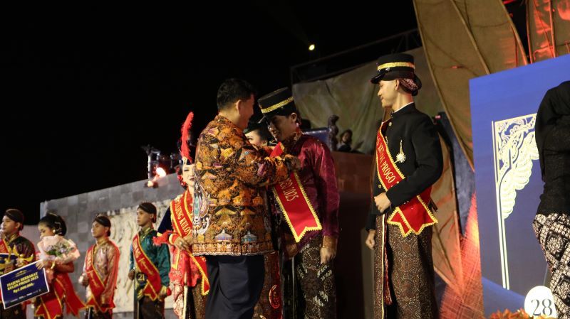 SIMBOLIS: Bupati Kulon Progo memberikan selamat ke finalis Dimas Diajeng Kulon Progo terpilih Sabtu (12/7) malam.