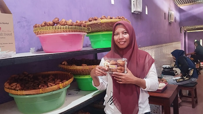 BERANI MENCOBA: Adha Dewi Prihantini sedang memegang adrem produk olahannya di tempat produksi Padukuhan Piring, Murtigading, Sanden, Bantul, Minggu (14/7/2025).