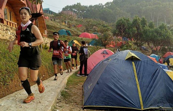 SEMANGAT: Peserta lomba maraton bertajuk Kebumen Geopark Trail Run (KGTR) saat berlari menyusuri jalur lari di bentang alam karst Gombong selatan, kemarin (13/7).