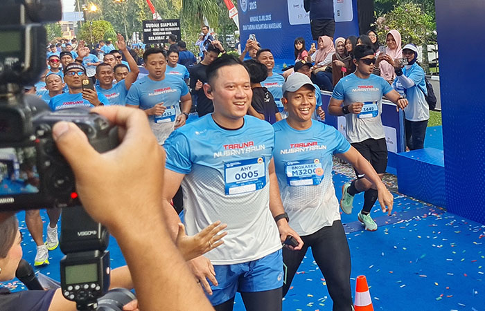FINISH STRONG: Menteri Koordinator Bidang Infrastruktur dan Pembangunan Kewilayahan Agus Harimurti Yudhoyono menyelesaikan rute pada ajang Taruna NusantaRun 2025, kemarin (13/7).