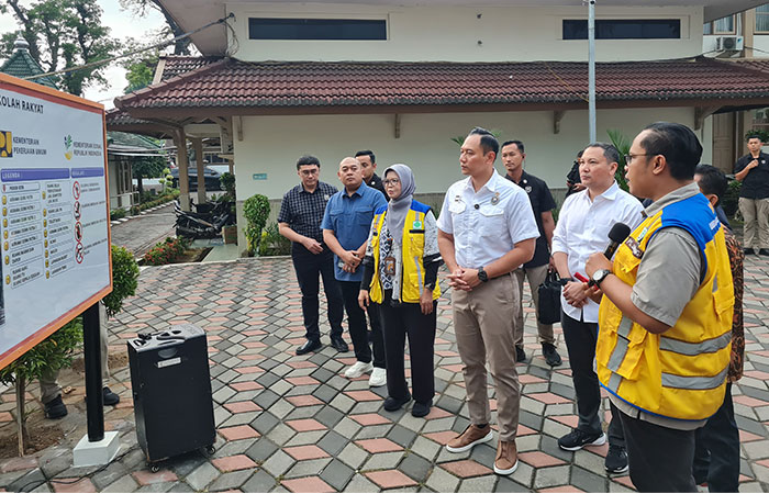 TINJAUAN: AHY saat meninjau sarana dan prasarana Sekolah Rakyat di kompleks Sentra Antasena Magelang, Minggu (13/7/2025) sore.