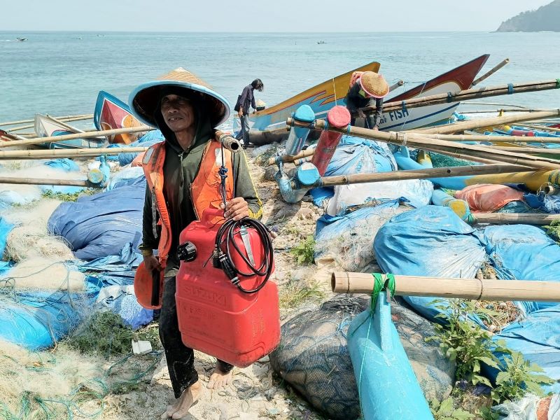 MELIMPAH : Nelayan membawa hasil tangkapan laut ke Tempat Pelelangan Ikan (TPI) Karangduwur, Kecamatan Ayah. Saat ini nelayan sedang menghadapi musim panen lobster dan bawal putih.