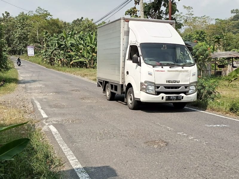 TAK LAGI MULUS: Kendaraan melintas di ruas Jalan Mertakanda-Karangsambung. Di beberapa titik jalan tersebut sudah terlihat berlubang.