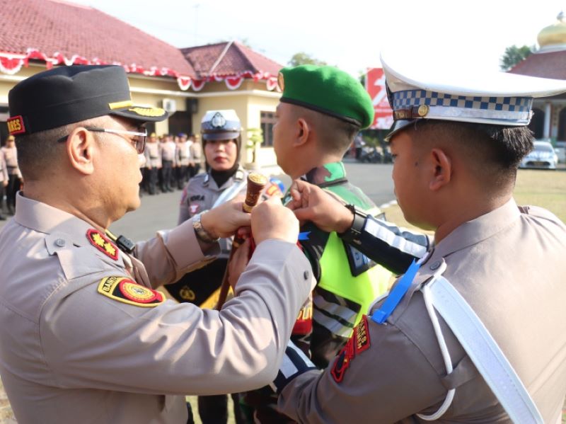 OPERASI LALU LINTAS : Kapolres Kebumen AKBP Eka Baasith Stamsuri menyematkan pita sebagai tanda dimulainya Operasi Patuh Candi 2025.