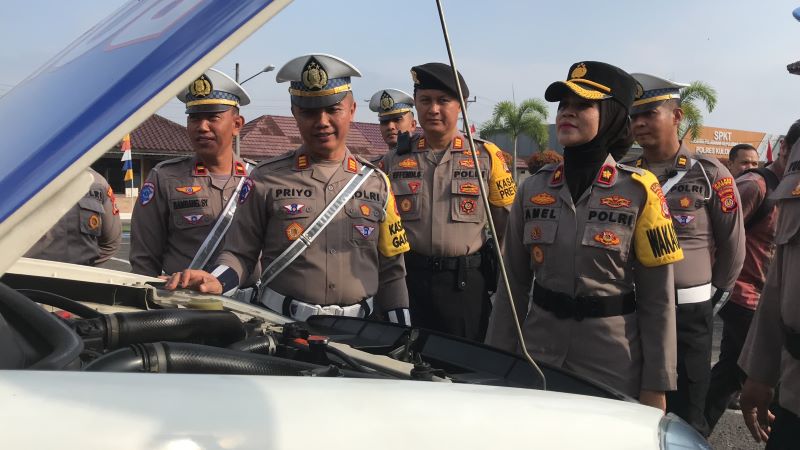 PENINJAUAN: Wakapolres Kulon Progo meninjau kesiapan kendaraan dan personel Satlantas.&nbsp;