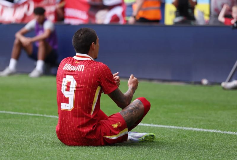 Caption : Darwin N&uacute;&ntilde;ez melakukan selebrasi bermain video game khas Diogo Jota di hadapan para pendukung Liverpool yang datang.