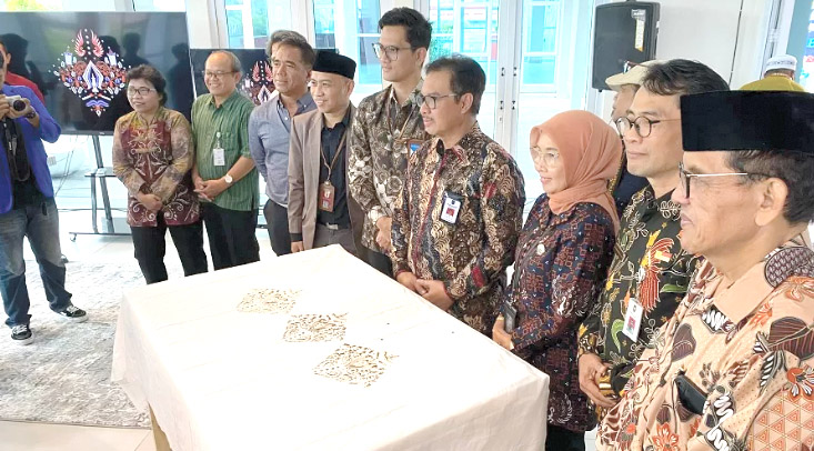 MOTIF BARU: Wali Kota Jogja Hasto Wardoyo saat meluncurkan motif batik segoro amarto reborn di Pusat Desain Industri Nasional (PDIN) Yogyakarta, Kamis (22/5/2025)