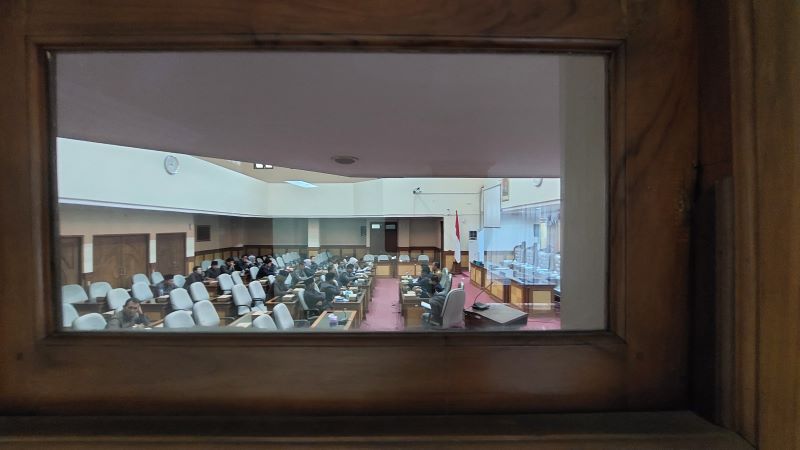 TERTUTUP: Bupati Kulon Progo Agung Setyawan saat bertemu anggota DPRD Kulon Progo membahas nasib SAK Senin (14/7).