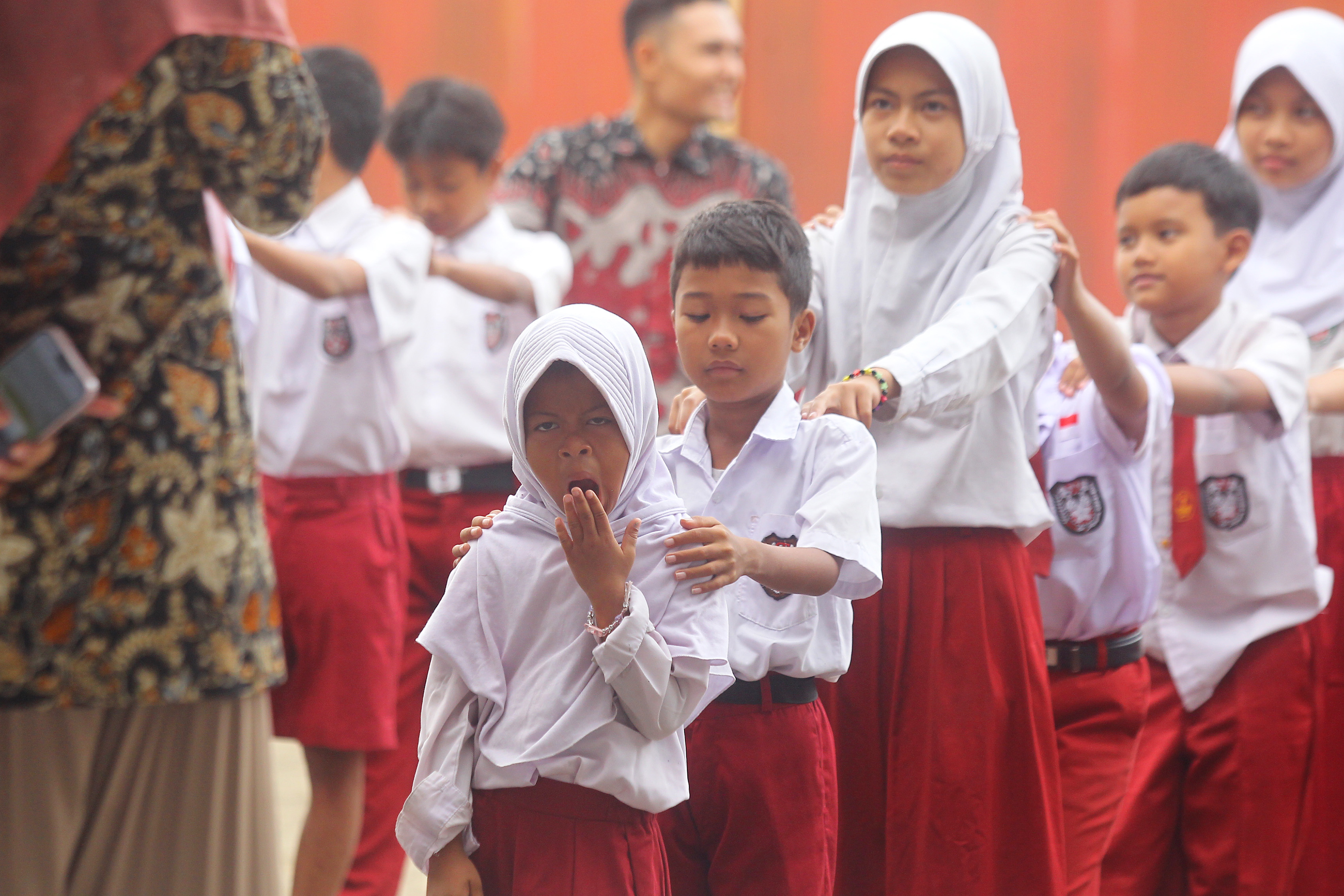 Sejumlah siswa mengikuti Masa Pengenalan Lingkungan Sekolah (MPLS) pada hari pertama masuk sekolah tahun ajaran 2025/2026, di SD Negeri Minomartani 2, Kapanewon Ngaglik, Sleman, Senin (14/7).