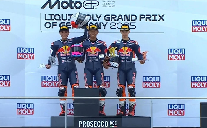 JUARA: Veda Ega Pratama saat naik podium.