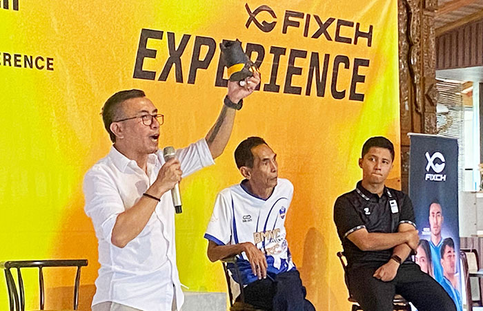 JANGAN ASAL PAKAI: Tim Fixch saat melakukan sosialisasi kepada para atlet tentang bahayanya penggunaan sepatu KW.