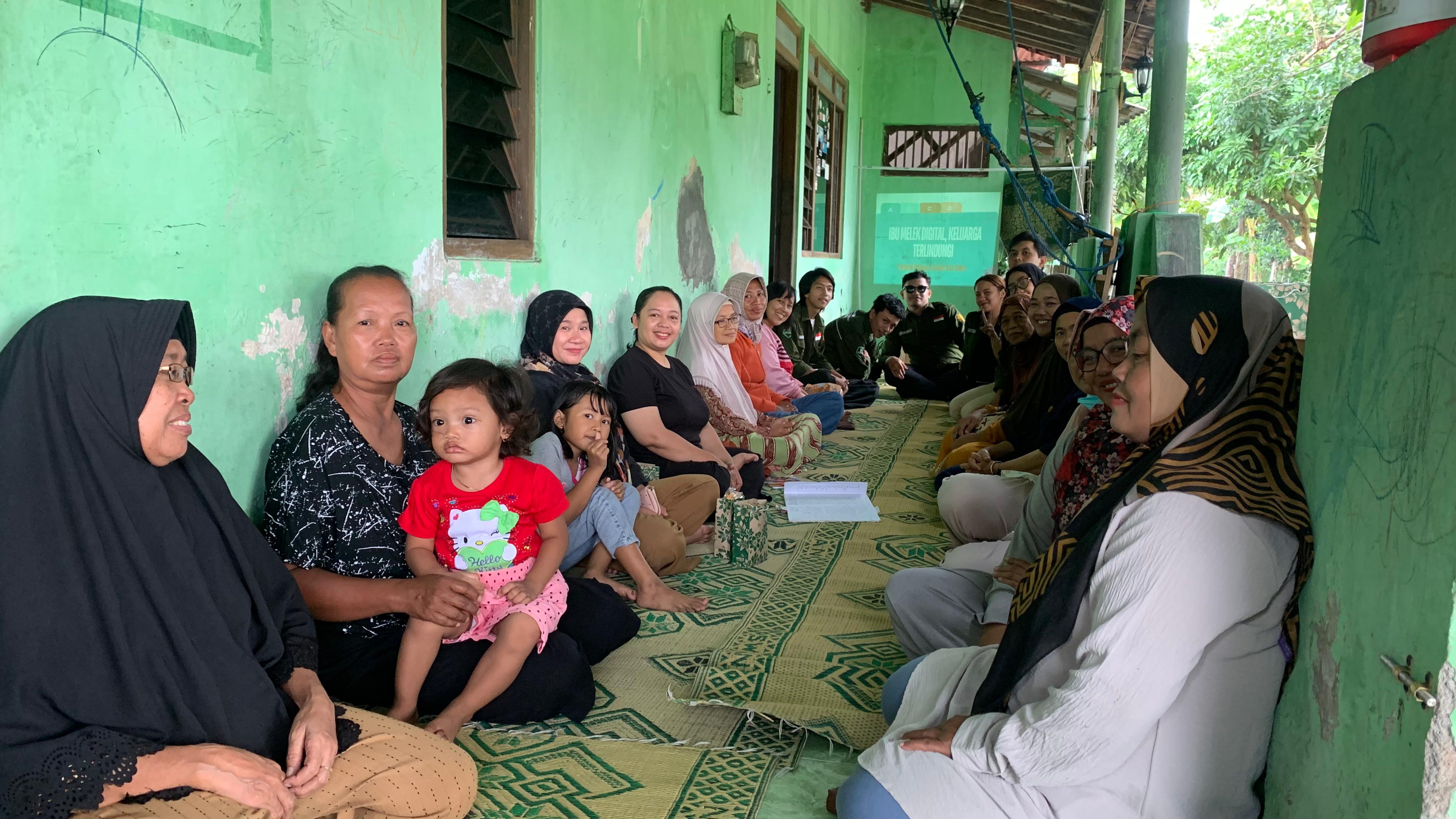 EDUKASI: Tim mahasiswa UWM melakukan edukasi soal ancaman penipuan digital yang dilangsungkan di Dusun Semail RT 2, Bangunharjo, Sewon, Bantul.