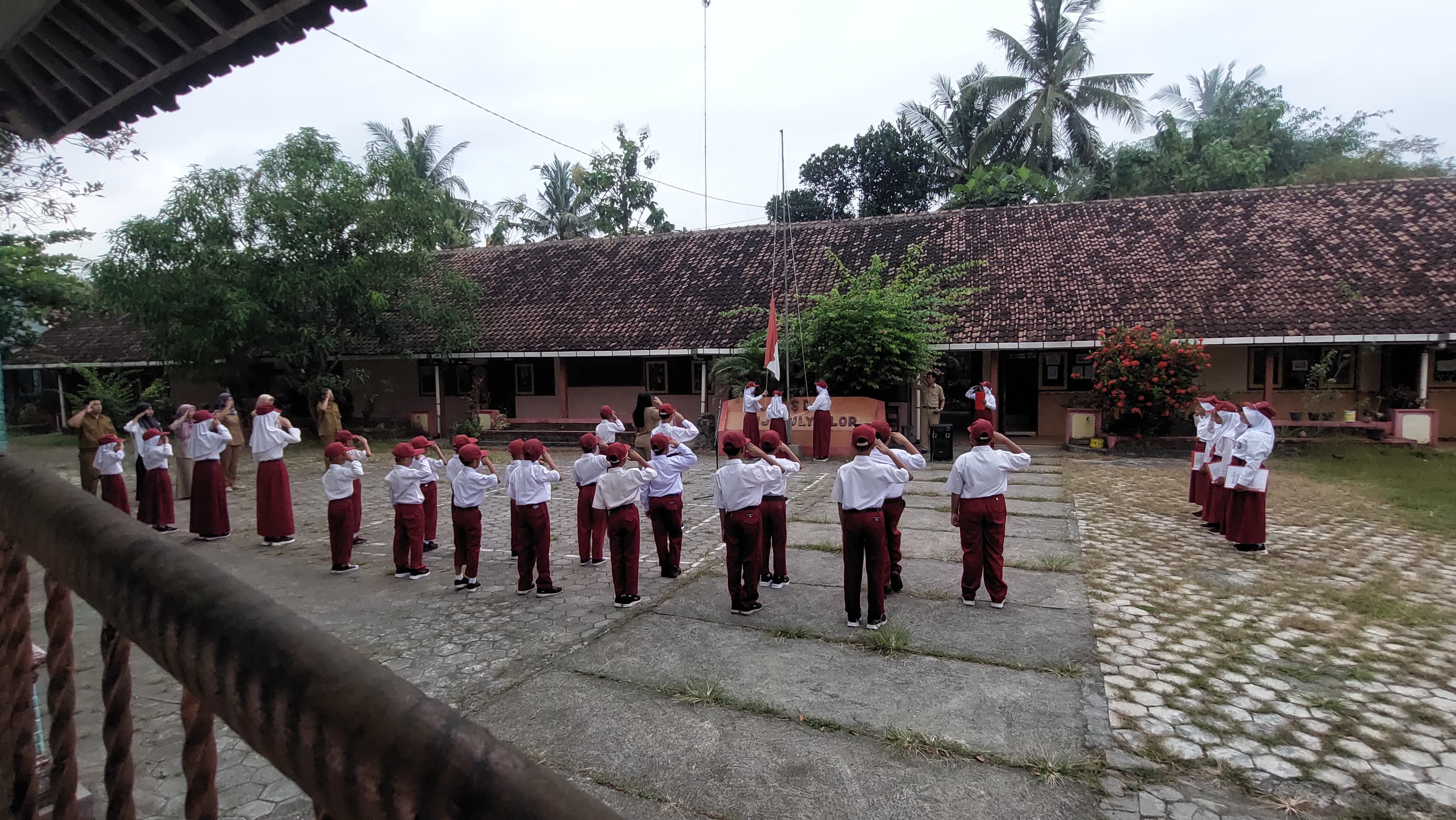 KHIDMAT: Siswa dan Guru SDN Wijimulyo Lor menggelar upacara bendera di halaman sekolah.
