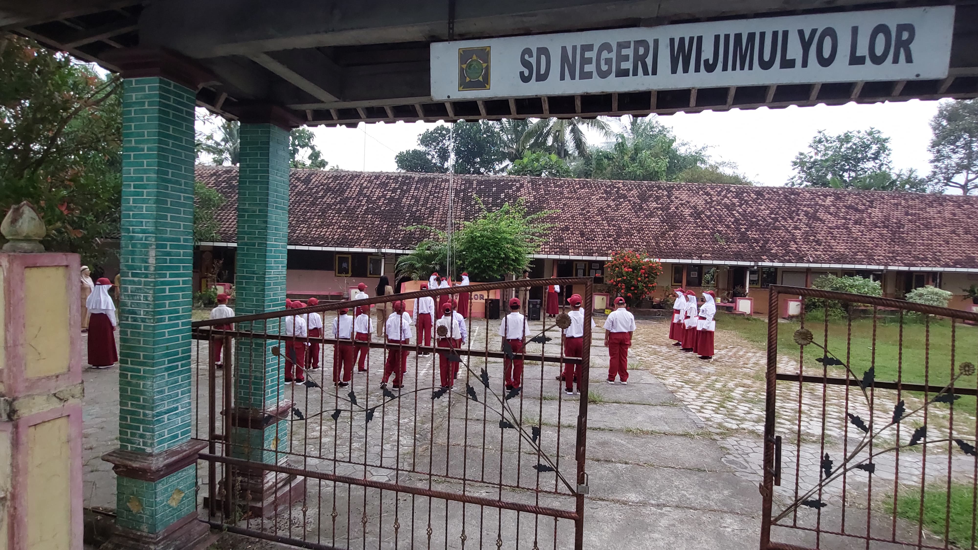 HARI PERTAMA MASUK SEKOLAH: Aktivitas murid di SDN Wijimulyo Lor melakukan upacara bendera.