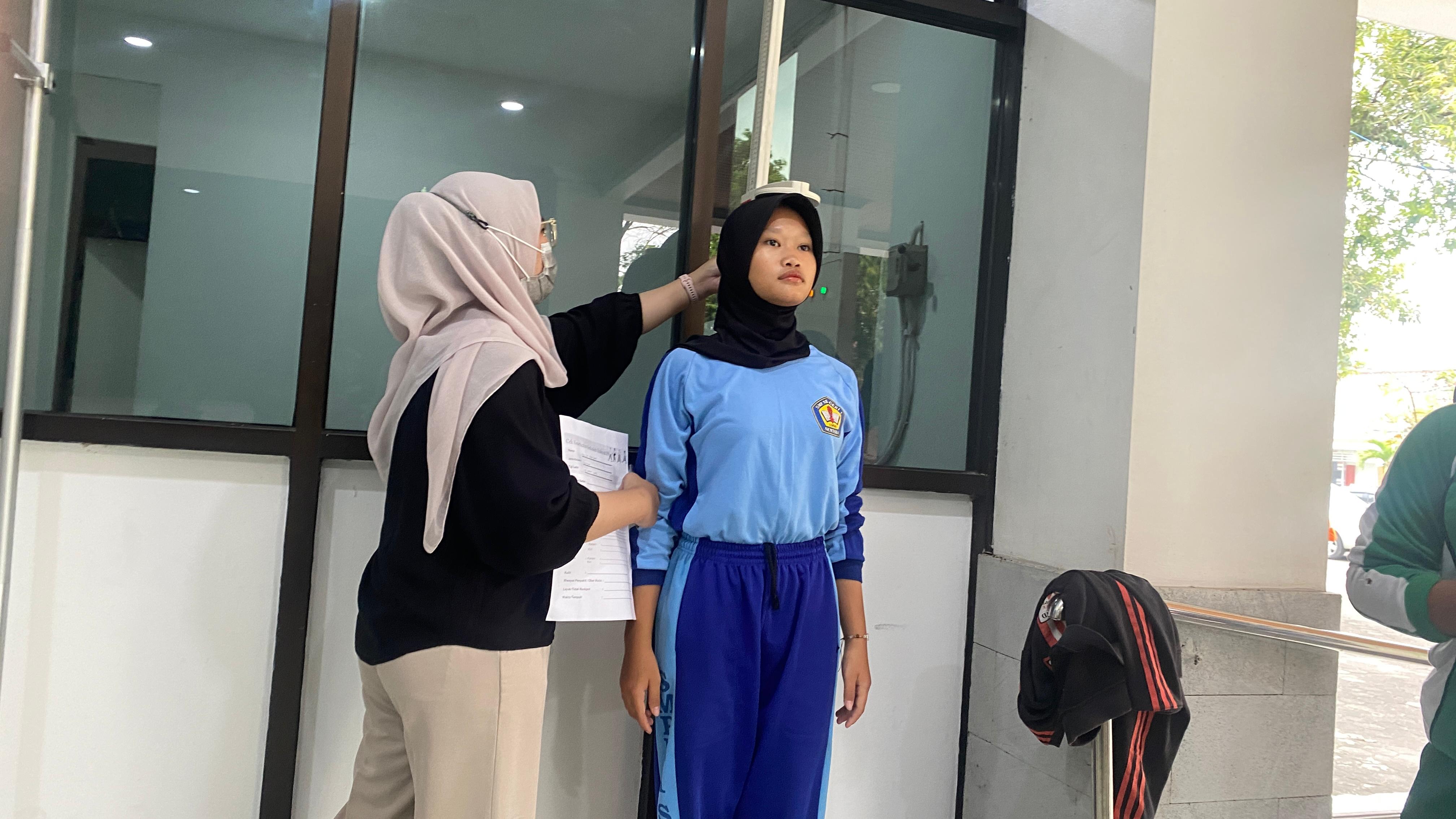Hari pertama siswa SR Menengah 19 Sonosewu masuk sekolah, Senin (14/7/2025). Mereka menjalani rangkaian cek kesehatan.