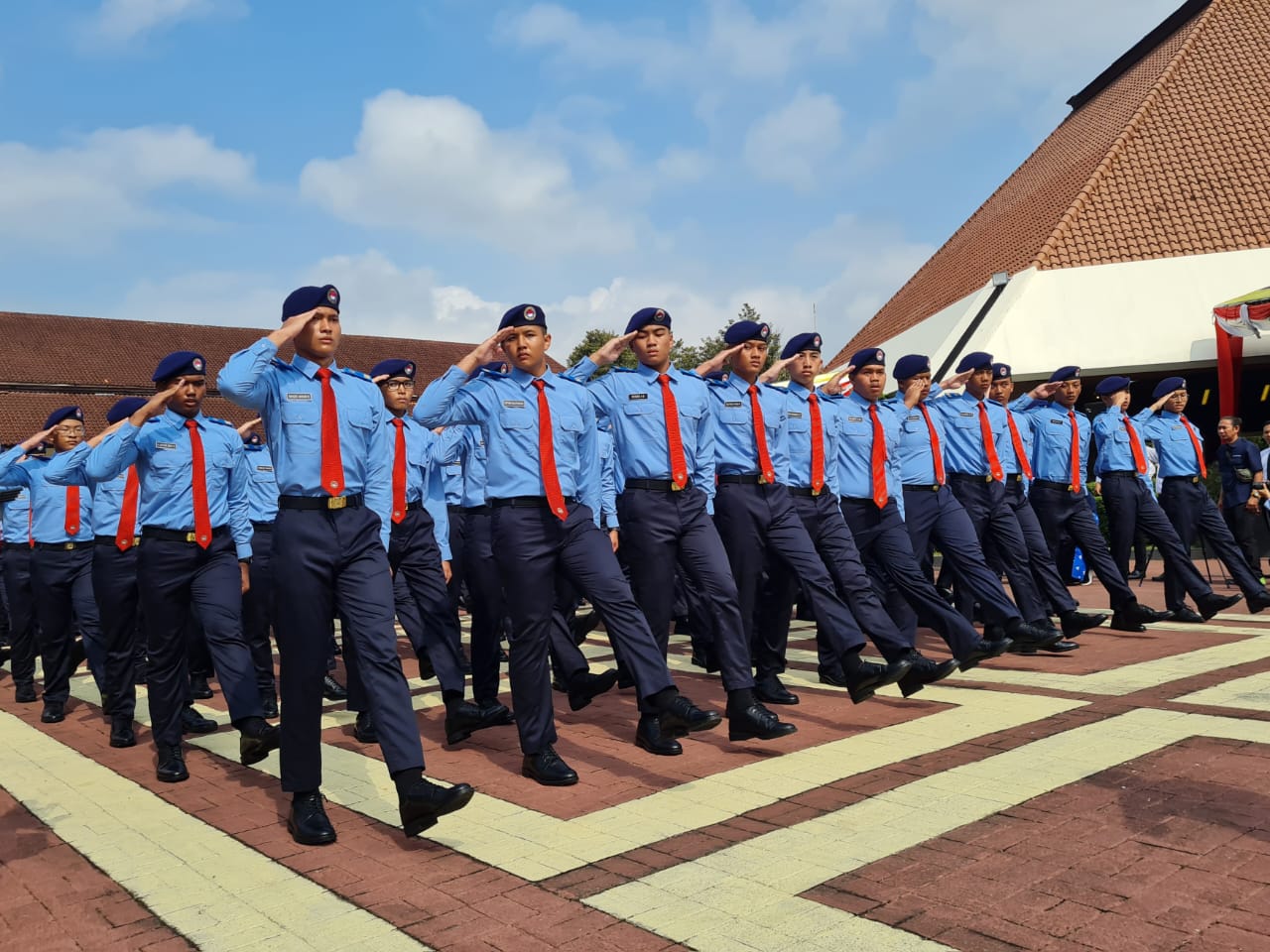 Siswa SMA Taruna Nusantara unjuk gigi dalam defile dan memberi penghormatan kepada para alumni usai upacara pembukaan pendidikan, Senin (14/7/2025).