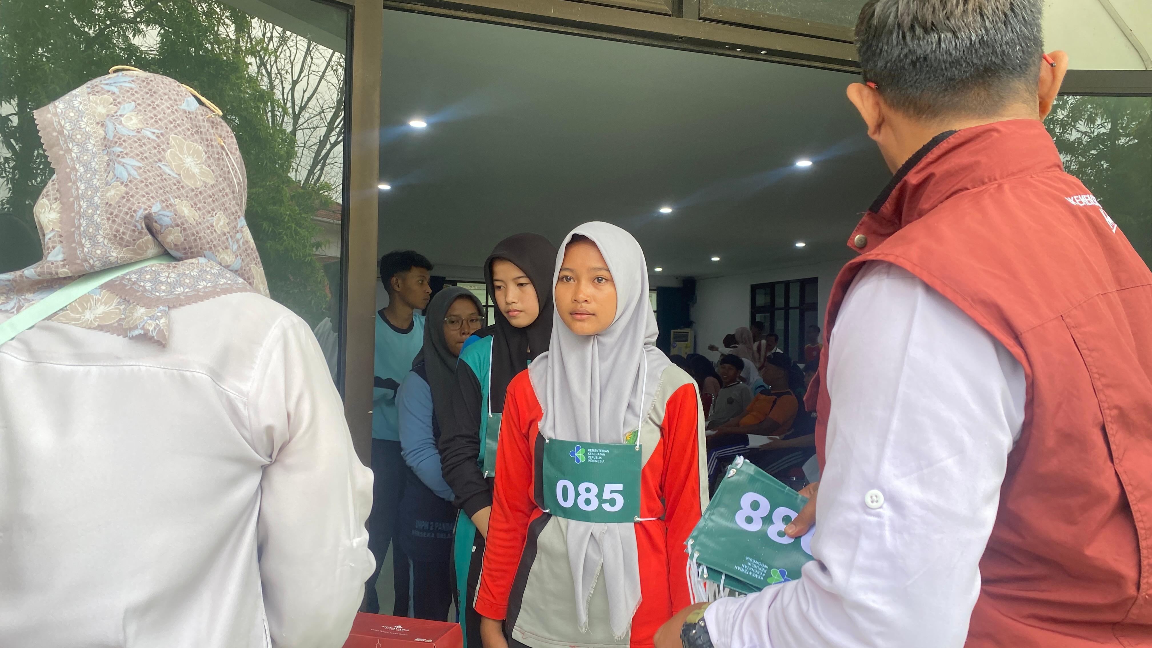 Para siswa SR Menengah Atas Sonosewu sedang menjalani serangkaian cek kesehatan saat hari pertama masuk, Senin (14/7/2025).