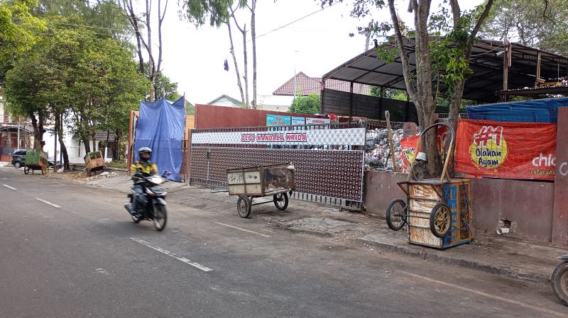 PENUH: Kondisi sampah di Depo Mandala Krida yang terlihat menumpuk Selasa (15/7).
