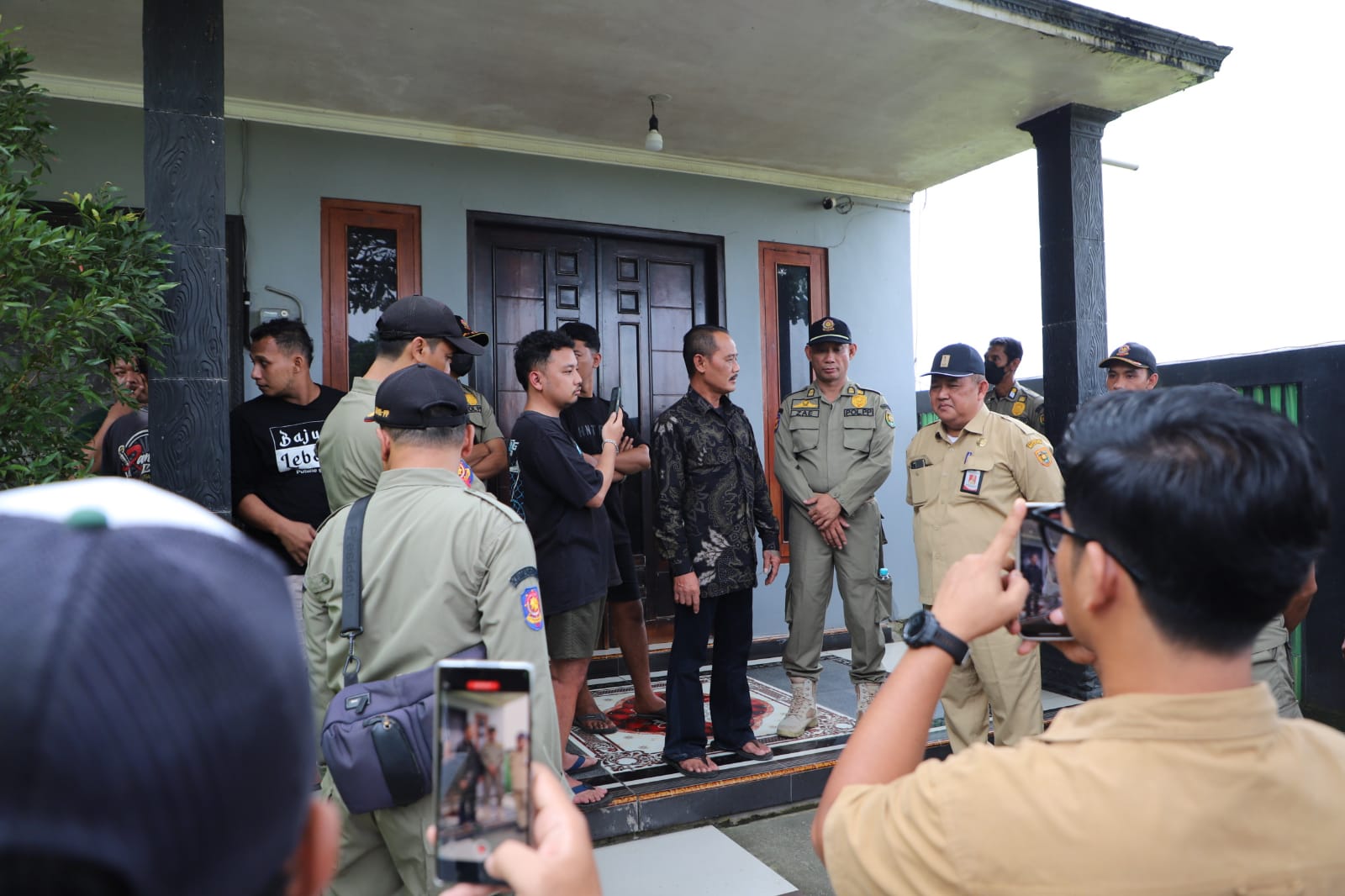 Wakil Bupati Purworejo Dion Agasi Setiabudi meninjau langsung proses pembongkaran tempat karaoke di Desa Kesugihan, Kecamatan Purwodadi.