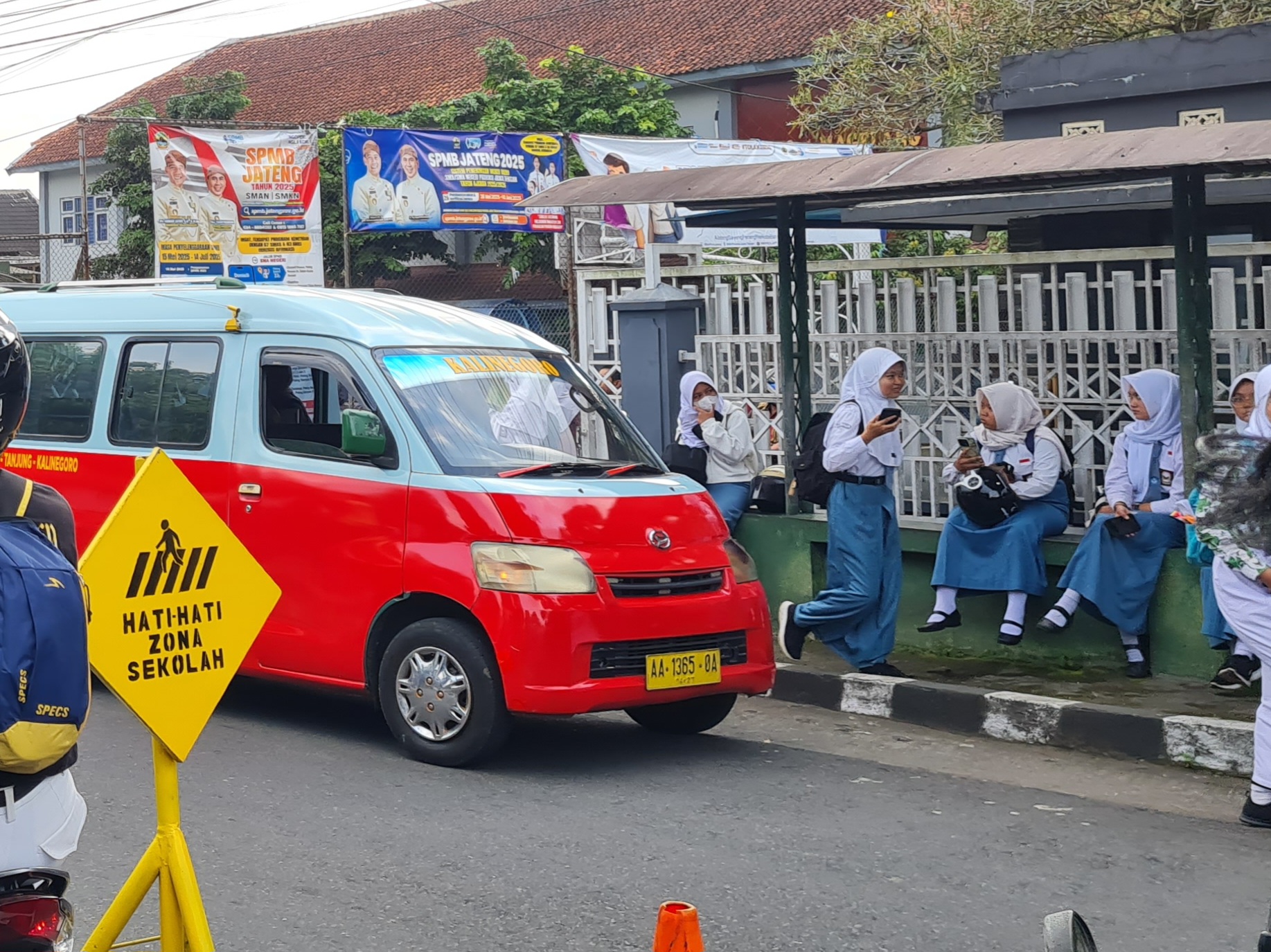 Siswa sekolah mulai memanfaatkan angkot gratis yang disediakan oleh pemkab Magelang.