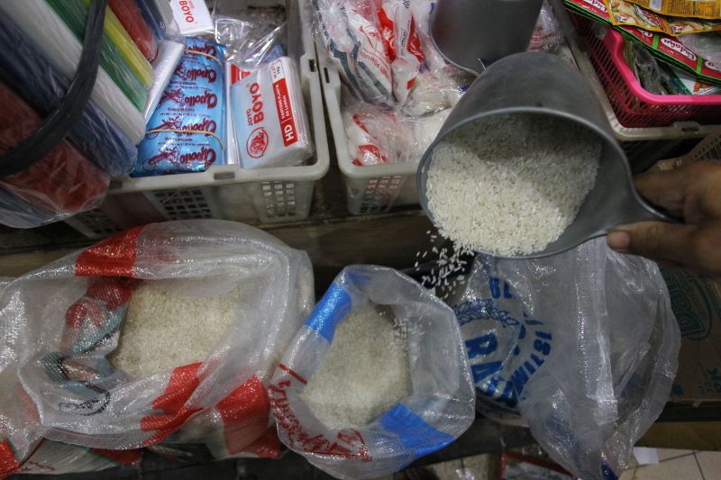 Pedagang menunjukkan beras yang dijualnya di salah satu los Pasar Beringharjo, Kota Jogja Selasa (15/7). Maraknya isu beras oplosan membuat beberapa merek beras tertentu mulai hilang dari peredaran