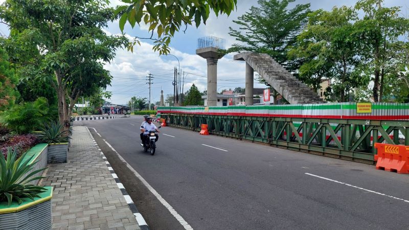 STRUKTUR: Tiang jembatan penyebrangan orang berdiri kokoh tepat di sisi barat Stasiun Wates.&nbsp;