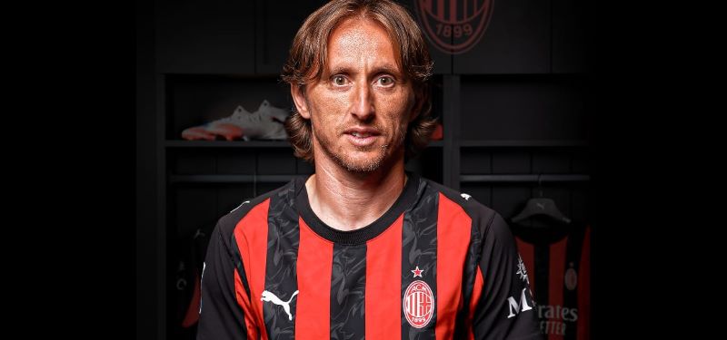 Caption : Luka Modric (39) resmi bergabung dengan AC Milan dengan kontrak hingga 30 juni 2026 dan opsi perpanjangan 1 musim.