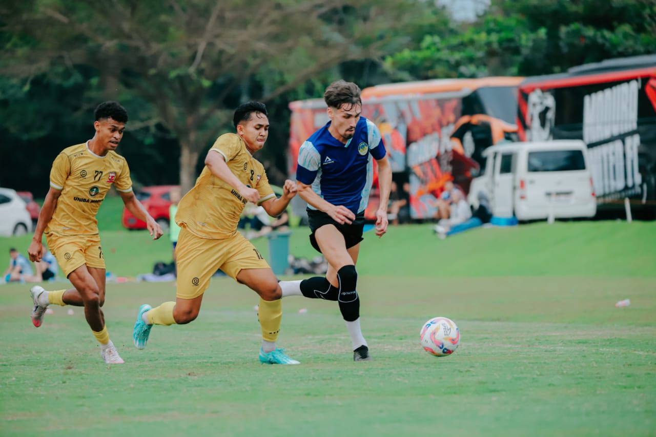 Pemain asing PSIM Jogja Deri Corfe saat berebut bola dengan pemain Madura United