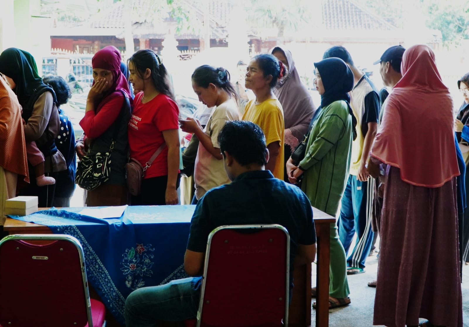 Pasar Murah berlangsung di Kantor Kapanewon Paliyan dihadiri ratusan warga memburu sembako bersubsidi pada Selasa (15/7).  &nbsp;