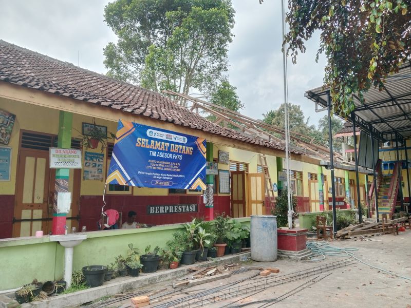 PROSES PERBAIKAN: Gedung SDN Karanganyar, Donokerto, Turi, Sleman yang masih direnovasi membuat siswa tidak bisa melakuka kegitan belajar mengajar di kelas Selasa (15/7)