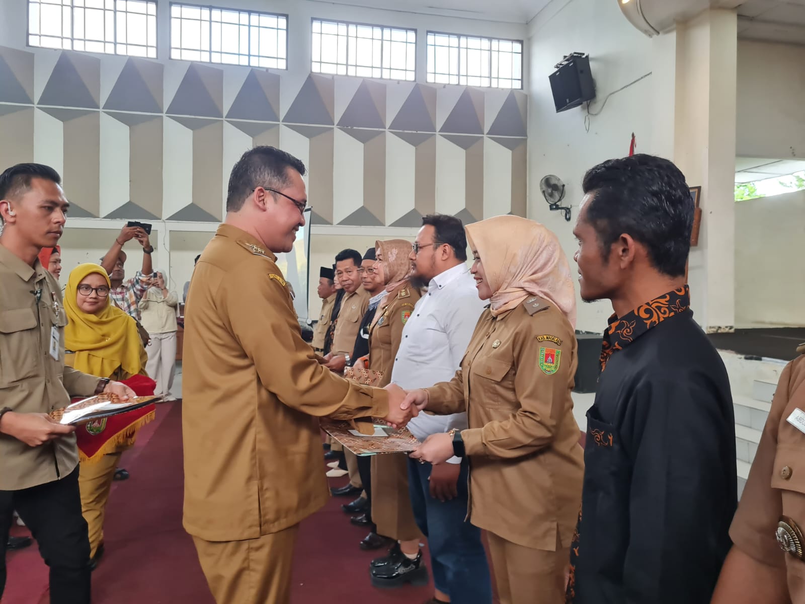 SIMBOLIS: Bupati Magelang saat menyerahkan akta badan hukum koperasi desa/kelurahan Merah Putih kepada perwakilan kepala desa di GOR Gemilang, Selasa (15/7/2025).