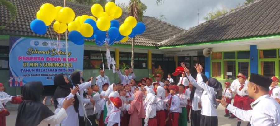 Penyambutan sederhana peserta didik baru MIN 6 Tepus dengan pelepasan balon harapan pada Senin lalu (14/7).