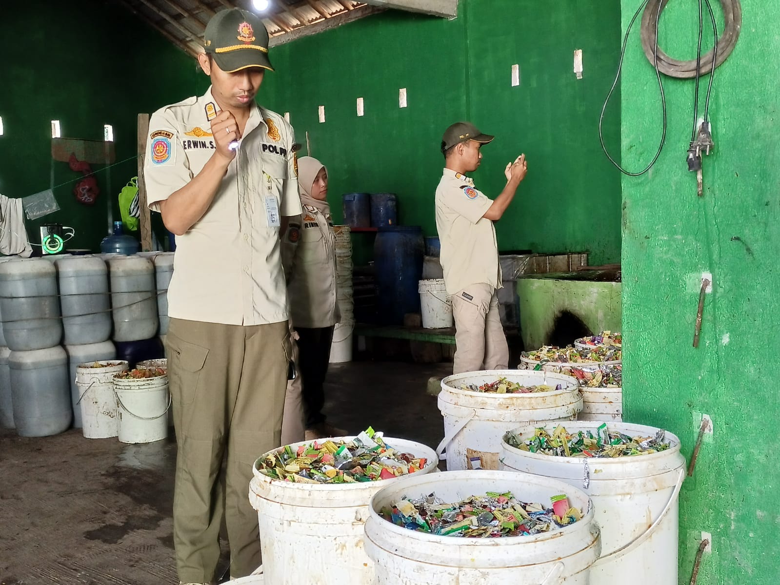 BARANG GAGAL : Petugas Satpol PP Kebumen menunjukan permen gagal produk atau reject yang digunakan sebagai bahan baku gula merah.