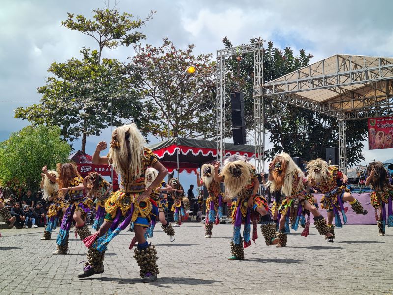 LUWES: Para penari Gedruk tampak atraktif dan bersemangat untuk ikut serta dalam festival kesenian di Ketep Pass tahun lalu.