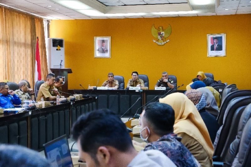 MONEV: Wali Kota Magelang saat memimpin kegiatan monitoring dan evaluasi MPP Kota Magelang di Ruang Sidang Lantai 2 Setda Kota Magelang, Selasa (15/7).