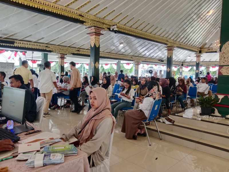 TERMIN PERTAMA: Karyawan PT MTG saat menerima pencairan jaminan hari tua karena terkena PHK di Pendopo Parasamya Sleman Senin (16/6).